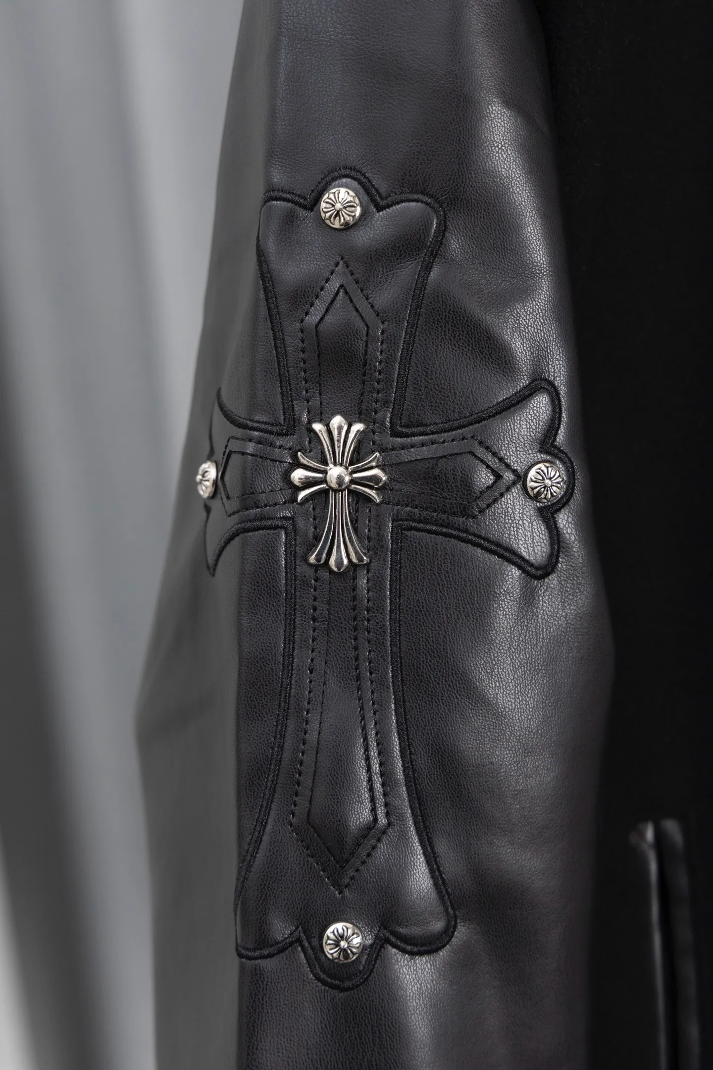 P370 Model No.: S015 Chromehearts/Cro Hearts Cross Embroidered Letters Leather Sleeves Spliced ​​Baseball Jacket Channel Boutique The most popular baseball jacket among fashionable men and fashionable women. There are versions at all levels in the market (you must compare the details). The most powerful quality control has been producing and researching baseball uniforms for 7 years. The details are exquisite. With it, you are the most beautiful boy in the world. The paint-coated full-face four-button buckle (button with LOGO), the average weight of the fabric is nearly 900 grams, and it is made of wool + eyeliner blended, custom-woven and dyed wool with high color fastness. The lining is made of silky and delicate cupro fiber! The texture is thick, the color is more uniform and beautiful, and the sharp edges and corners are full of three-dimensionality, showing laziness, casualness, and youthful vitality! Color: Black Navy Size: S-XL